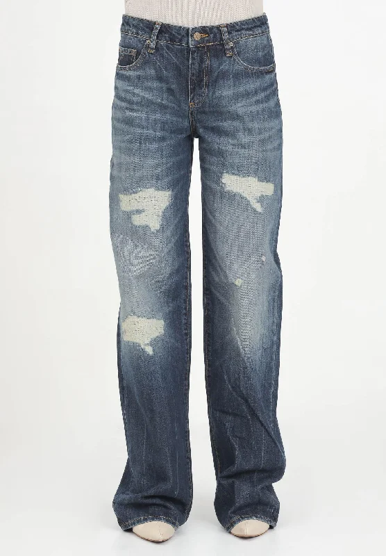 Jeans in denim blu da donna con un design lavato e usato