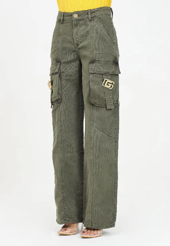 Jeans cargo in denim verde militare da donna con tasche e dettaglio logo