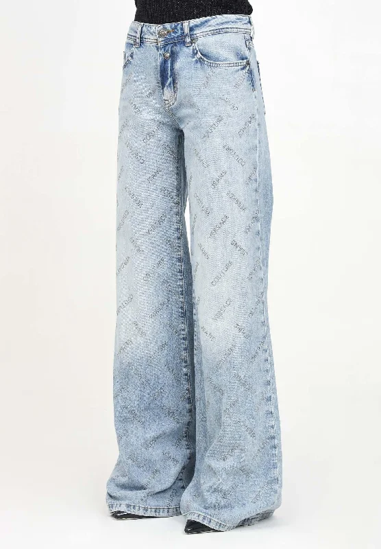 Jeans svasati in denim da donna con motivo logo in strass